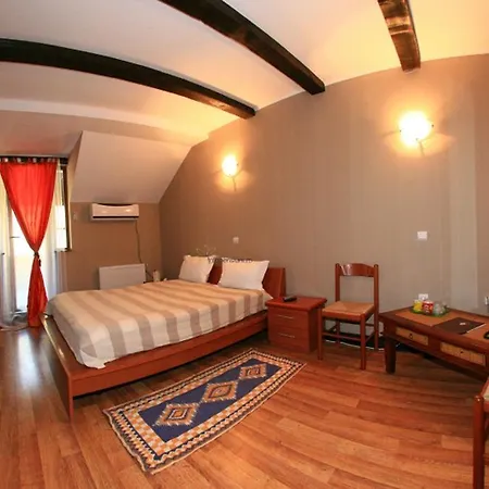 Castelul Lupilor בית הארחה Chimindia